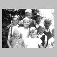 045-0033 Engelshoehe Gut 1944. Kinder der Familien Palis und Willi Schlisio .JPG